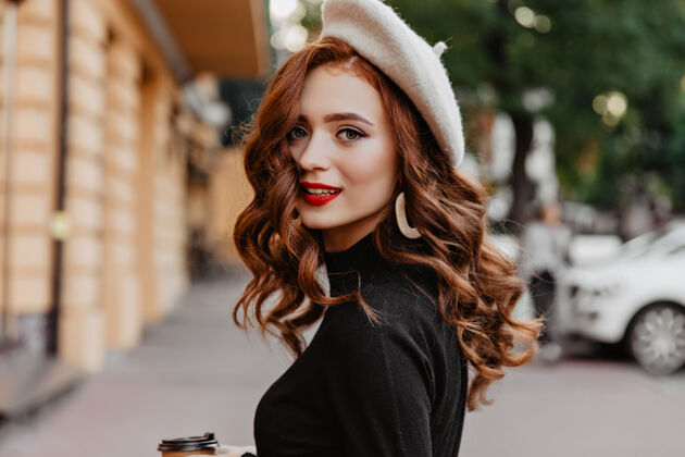 微笑美丽的白色女孩 长长的卷发 在秋日里让人心寒一杯咖啡的姜黄色女模特户外写真咖啡成人红发