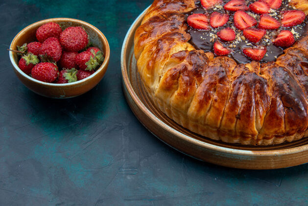 蛋糕美味的草莓派与果酱和新鲜草莓的正面视图烘焙美食前面