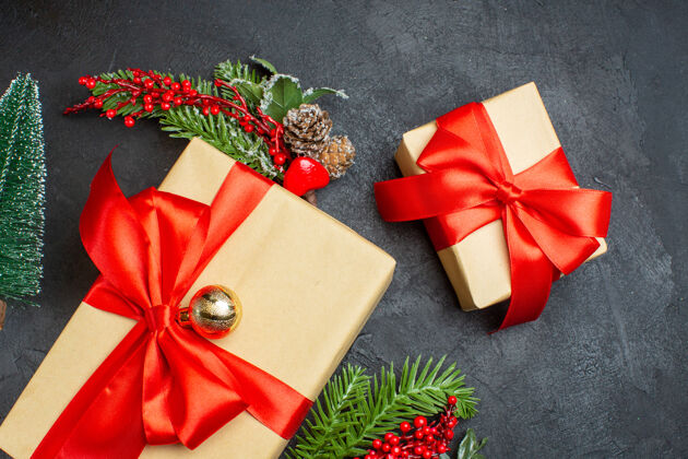 冷杉圣诞气氛与蝴蝶结形丝带和杉木枝装饰配件上的一个黑暗的背景美丽的礼物心情树枝漂亮的礼物