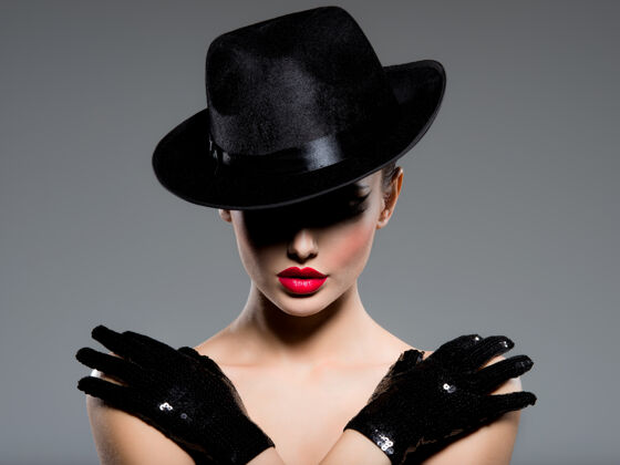对比度一个戴着黑帽子和红唇手套的女人的画像人时尚Smokey