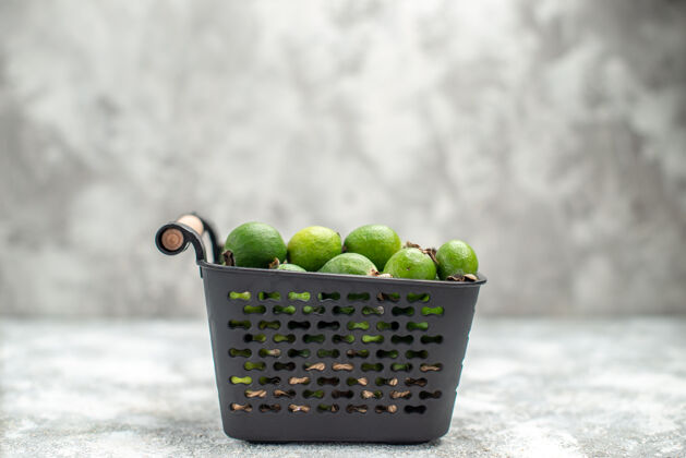 浆果前视图新鲜feykhoas在篮子上灰色表面自由空间篮子维生素甜点