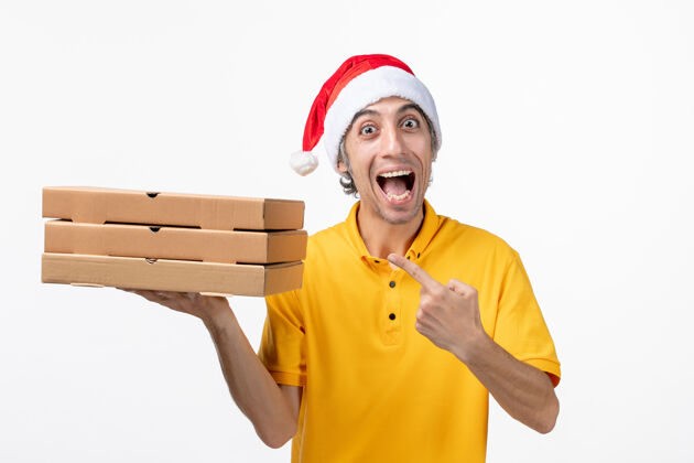 工人正面图男快递员用披萨盒在白墙上统一送货服务圣诞节男人视图