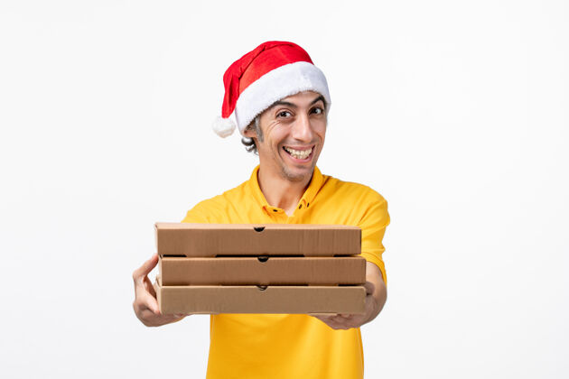 制服正面图：男快递员用披萨盒在白墙上统一送货工作肖像公文包
