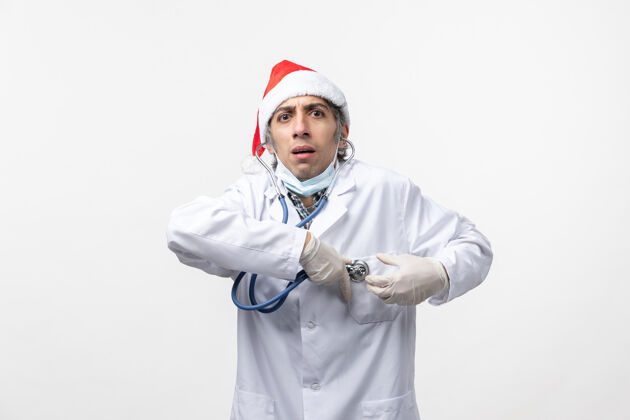 医学正面图白色地板上带听诊器的男医生情感职业圣诞节