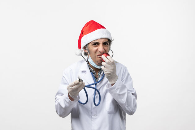 医院正面图男医生在白色地板上观察玩具病毒冠状病毒健康新年比赛男医生球员