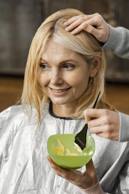 修身师笑脸女人在家里被理发师染发染发剂沙龙发型