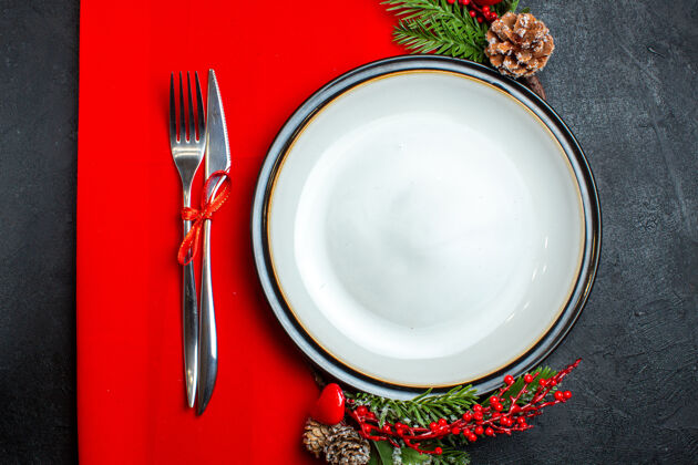 圣诞节xsmas背景俯视图 餐盘装饰配件杉木树枝和餐具放在红色餐巾上风景晚餐盘子树枝