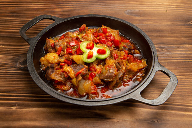 一餐在棕色的木制桌子上 可以看到锅里煮好的蔬菜餐胡椒里面美味