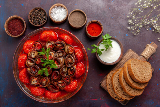 茄子顶视图熟蔬菜餐西红柿和茄子与面包面包面包在黑暗的桌子上顶部西红柿生的