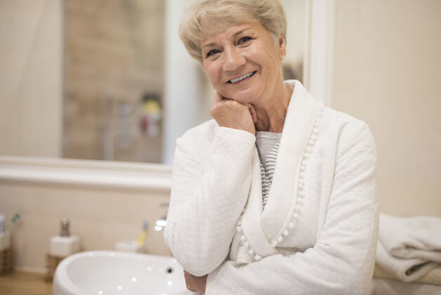 肖像浴室里有个重要的老太太祖父母手祖母