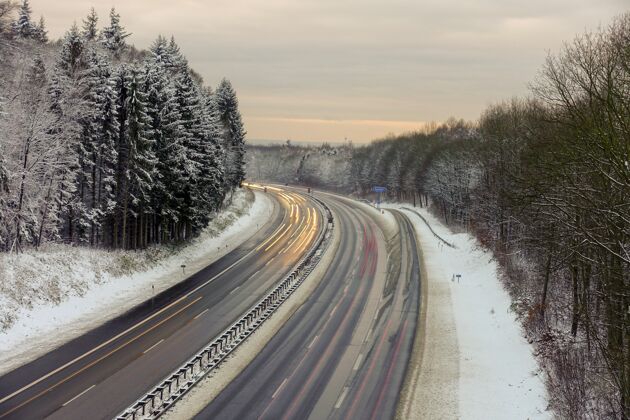 道路美丽的照片与树木在森林覆盖着雪在冬天的道路雪户外景色