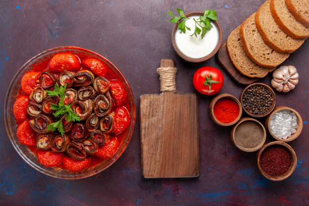 晚餐顶视图熟蔬菜餐番茄和茄子与调味品和面包面包面包在黑暗的桌子上西红柿面包茄子