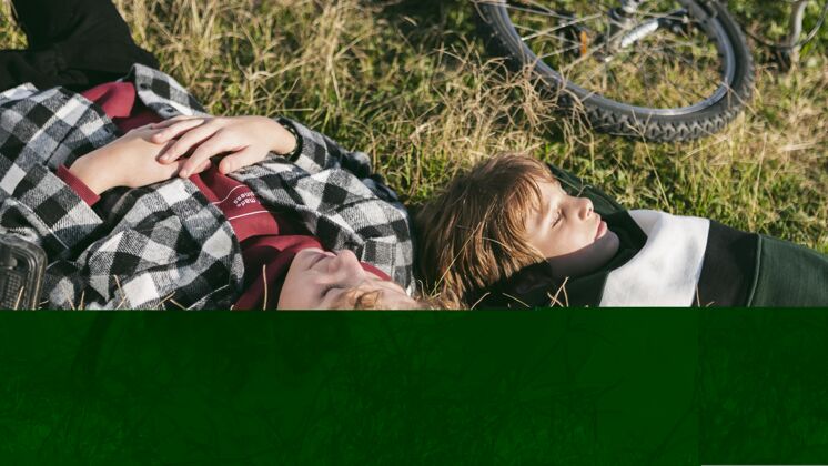 自行车男孩们骑着自行车在草地上休息放松自行车水平