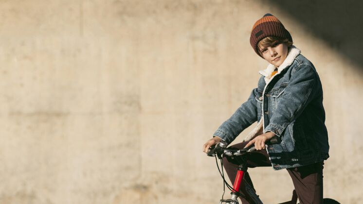 自行车户外自行车儿童侧视图 带复印空间复制空间年轻娱乐