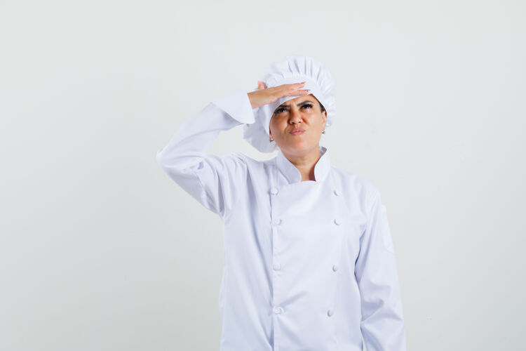帽子穿白色制服的女厨师用手翻着眼睛向上看女性向上烹饪