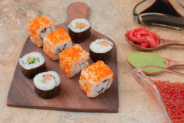 好吃美味的寿司与鱼子酱 姜和瓦萨比在木制盘子食物吃可食用