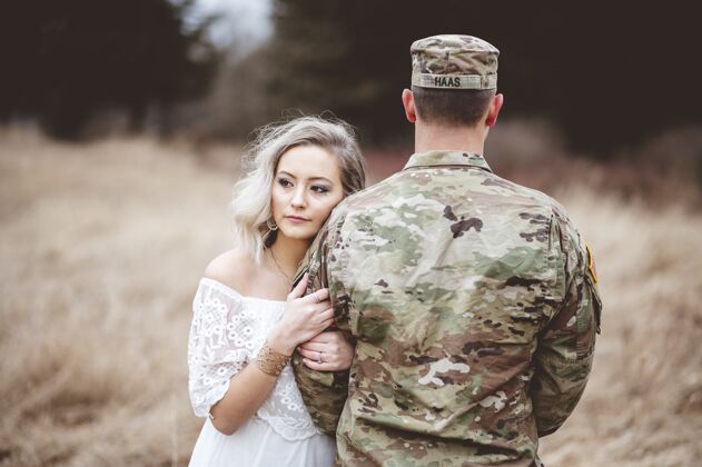 妻子一个美国士兵和他亲爱的妻子站在干燥的草地上战争家庭职业