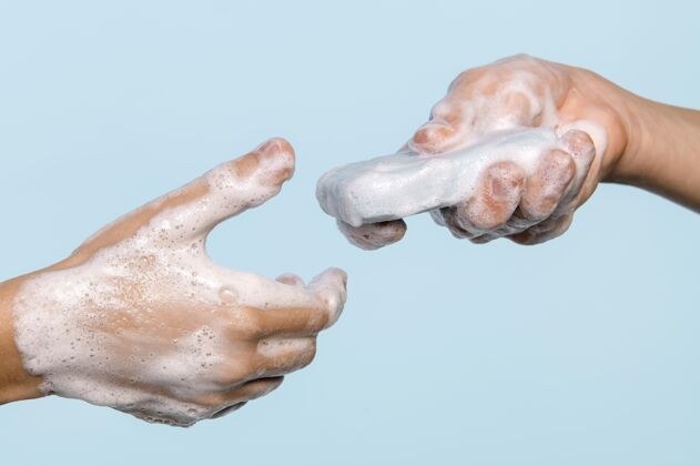 防护侧着身子用肥皂洗手的人清洁清洁手