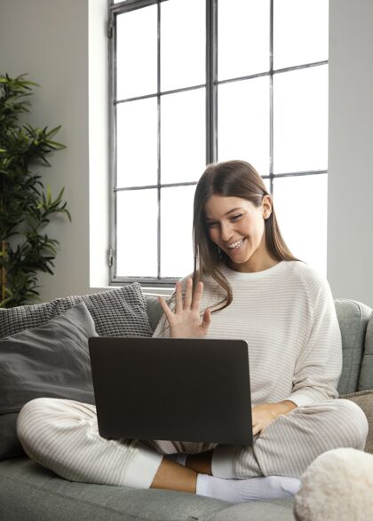 女性美丽的女人留在笔记本电脑前视图互联网房子活动