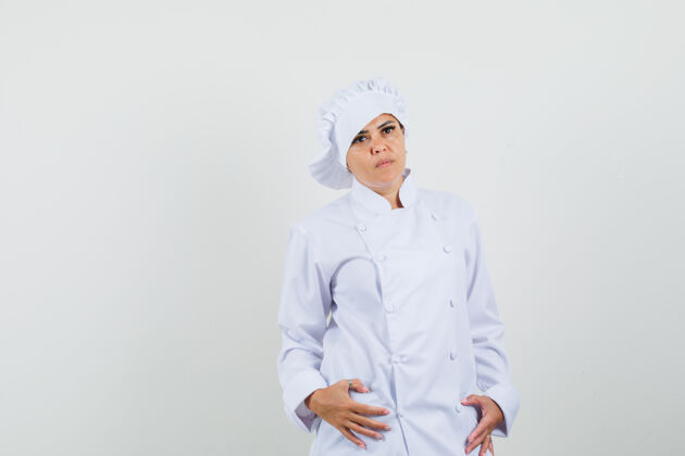 菜肴女厨师穿着白色制服摆姿势 表情严肃厨师新鲜工业