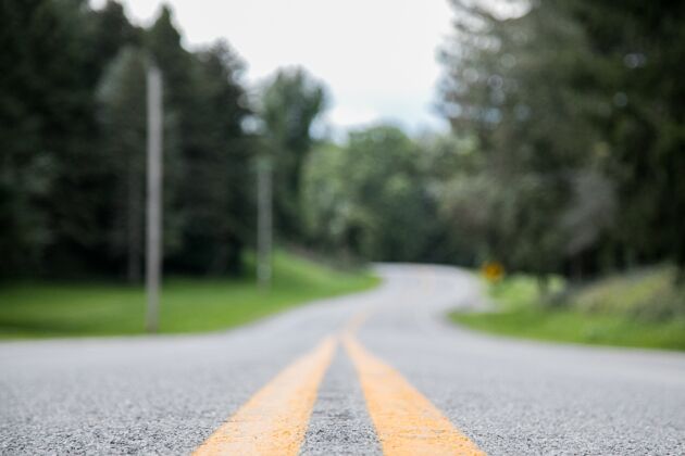 线路一条空旷的道路的特写镜头 模糊的距离速度自由道路