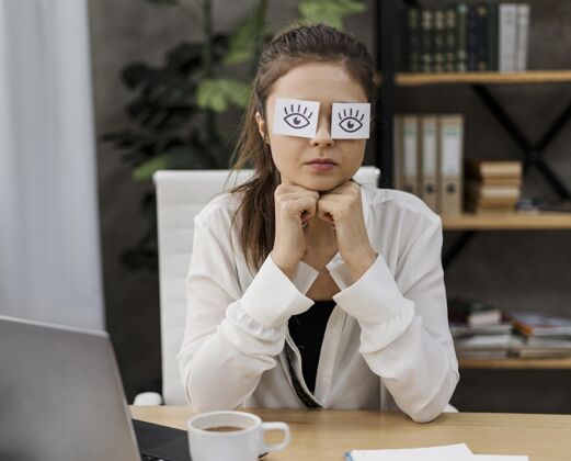 爆发年轻的女商人在纸上画着眼睛遮住眼睛冠状病毒预防工作