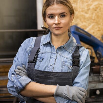 技能女焊工工作姿势的正面图劳动者职业工作