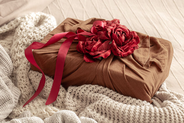 情人节用丝带和装饰性玫瑰装饰的礼品盒情人节原创礼品包装丝带情人节玫瑰