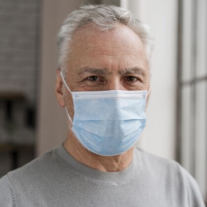 面部一个戴着面具的成年男性的肖像预防治疗病人