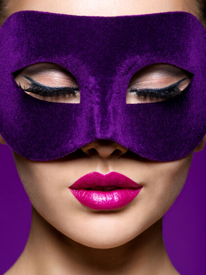 年轻脸上戴着紫色戏剧面具 嘴唇是紫色的女人口红姿势穿着