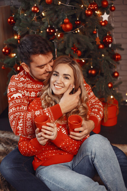 礼物人们在一个圣诞装饰品男人和女人在一个红色的毛衣女人舒适男人