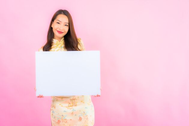 女人画像美丽的亚洲年轻女子与白色空白广告牌上的粉红色墙壁信息时尚成人