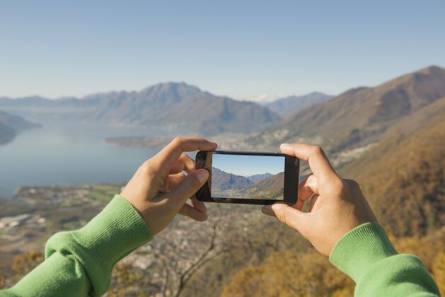 通讯拍摄瑞士马焦雷高山湖泊和山脉照片的人田野山景观