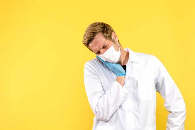 肖像正面图黄色背景上牙疼的男医生卫生大流行病毒男性企业家牙痛