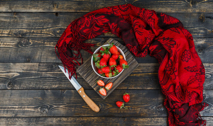 草莓用刀和红领巾把草莓放在碗里块切水果