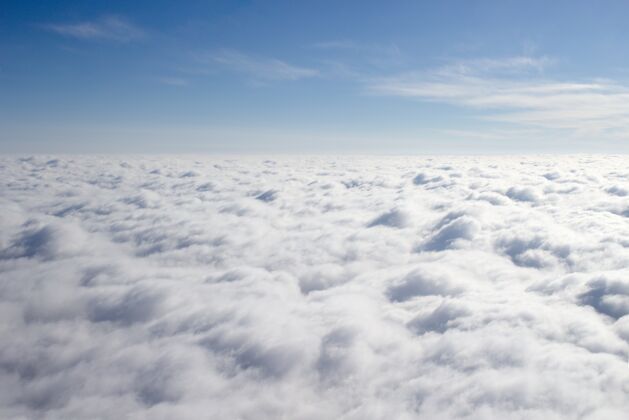冒险从一个封闭的云层上的飞机上看 天空的三分之一博览会背景白天