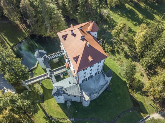 古老斯洛文尼亚美丽的格拉德斯内尼克白色城堡的空中拍摄景点城堡梯度