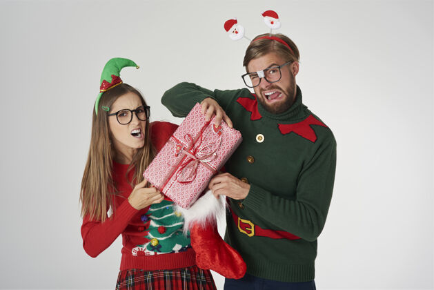 眼镜书呆子夫妇为圣诞礼物而战装饰品搞笑书呆子