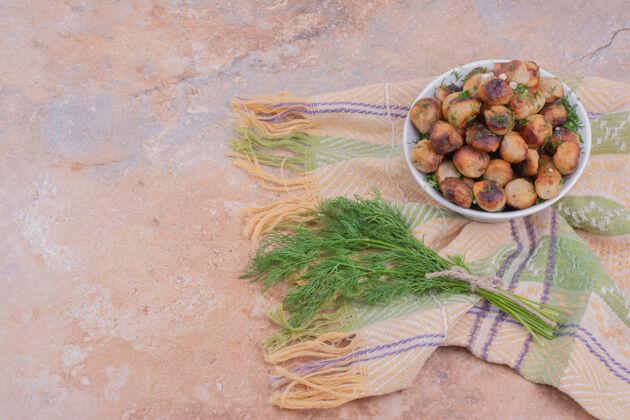 烧烤白菜中煮熟的高加索khinkali 配香草和香料炖东方新鲜