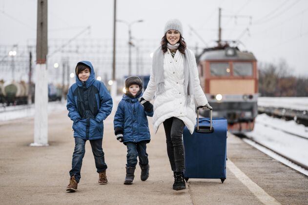 水平火车站的孩子和女人的正面图充分旅游享受