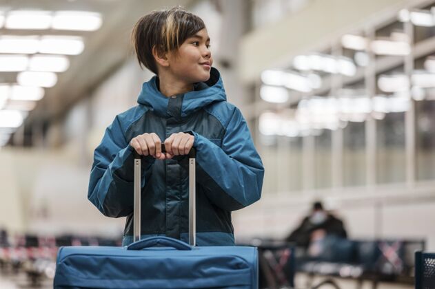 旅行拿着行李的中枪小子旅游者旅行冒险