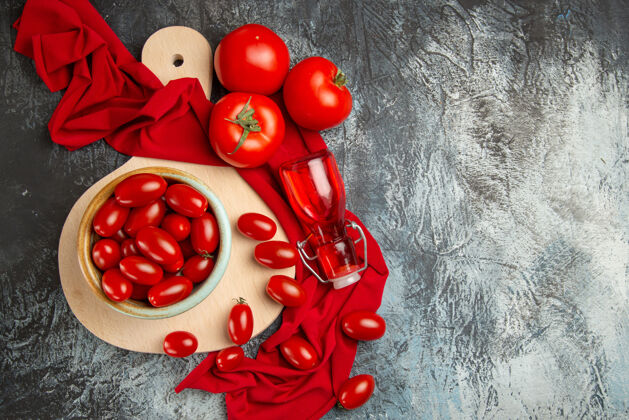 成熟的顶视图新鲜西红柿在盘子里里面新鲜西红柿健康的