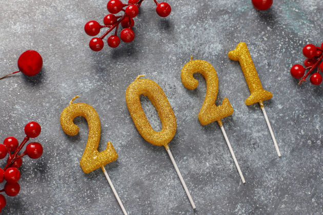 数字2021年蜡烛新年庆祝概念顶部视图明亮蜡烛