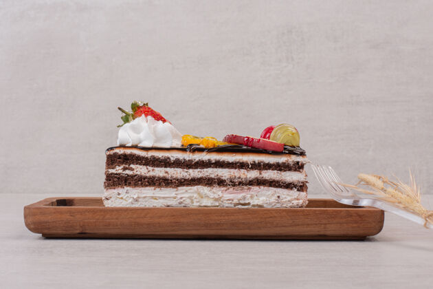 餐具用水果片在木板上切巧克力蛋糕甜点奶油可可