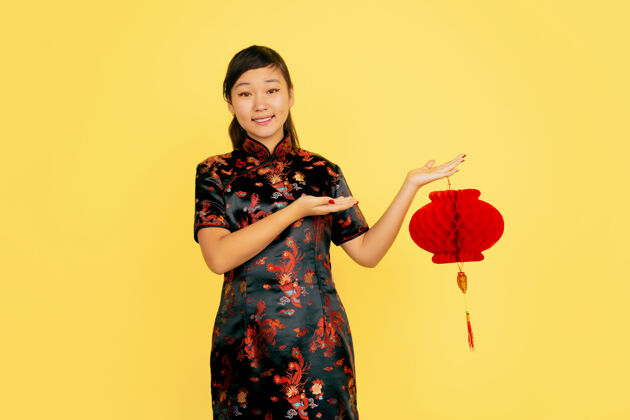 年轻与灯笼合影 微笑 邀请中国新年快乐黄色背景上的亚洲少女肖像复制空间年文化红色