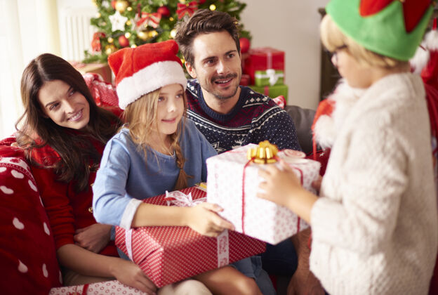 家庭一家人欢度圣诞快乐圣诞装饰品室内圣诞帽