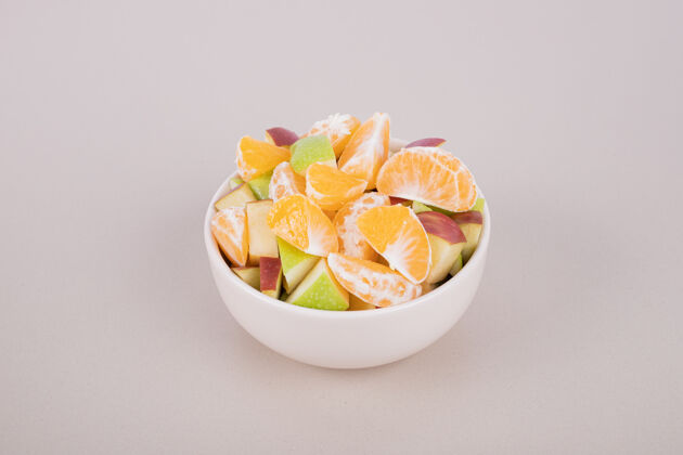 食物一盘白色的新鲜水果片橘子水果盘子