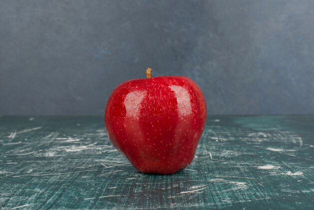 农业整个苹果都是红的 背景是蓝的天然水果完整的