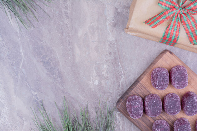 甜食紫色的大理石拼盘上的大理石面粉视图熟食