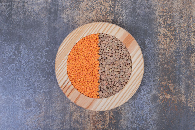生的两种生豆和扁豆放在木盘里谷物视图豌豆